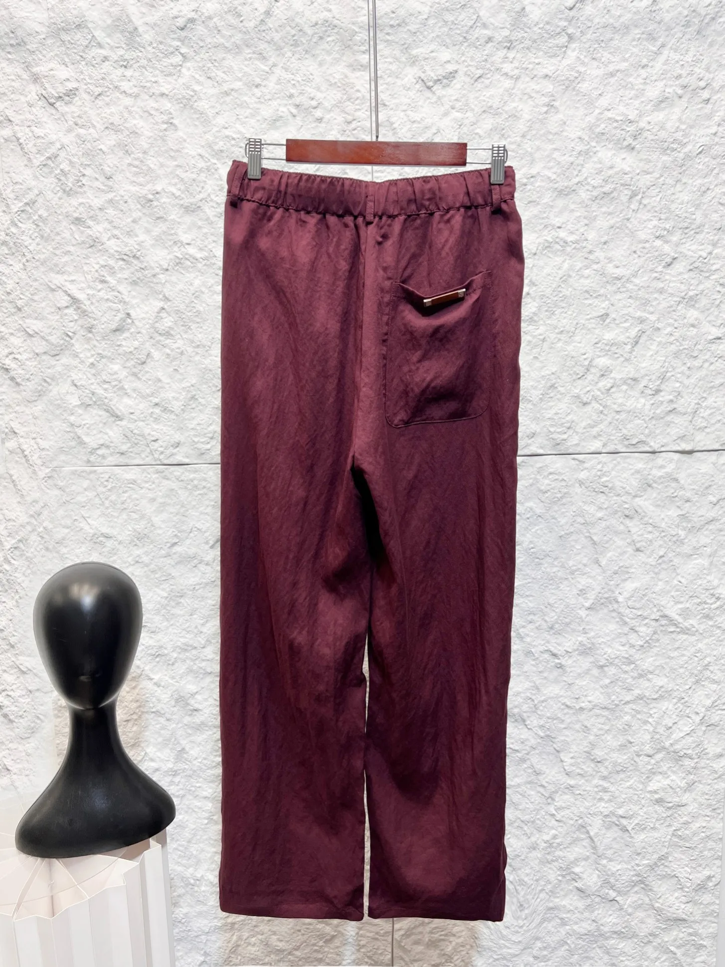 LP Loro Piana (in stock for a long time) Waistband: front button placket + drawstring design, full elastic waistband at the back, elastic waistband at the half (solid front and elastic waistband at the back), fully sewn trouser loops, pockets: front slip pockets; rear patch pockets, back pockets equipped with Genuine Leather metallic leather patch (leather label hardware) linen and cotton blend casual trousers with semi-elastic elasticated waist, drawstring button closure, Genuine Leather metallic logo on the back pockets, loose draped fit. Linen-cotton blended Tencel stone-washed pre-shrunk fabric, front button placket with webbing drawstring, trousers waistband with front and back semi-elastic waistbands, and trousers; front slip pockets, back patch pockets with Genuine Leather metal leather tags, double-threaded topstitching at the pockets; loose straight wide-leg version, double-fold flat hems, all double-thread overlock seams. Color: White Black Wine Red Sizes: M-3XL (worry-free after-sales service)